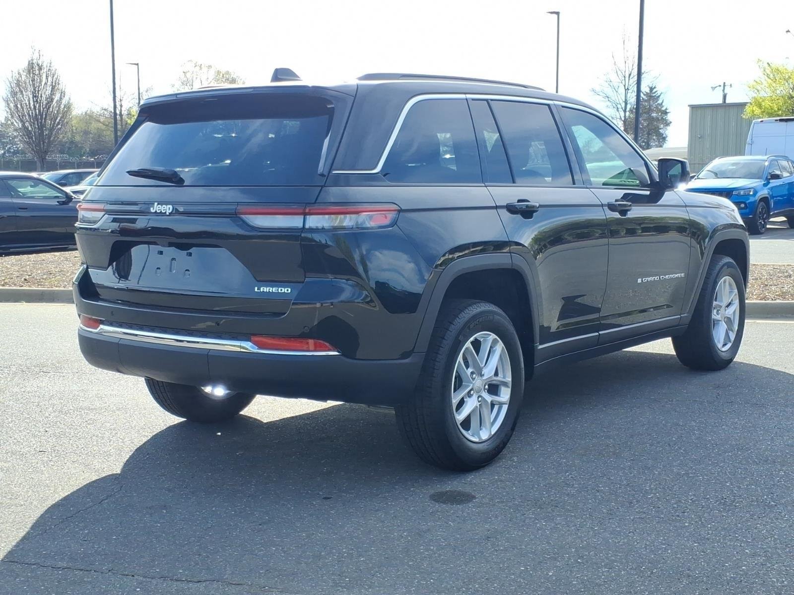 New 2026 Diamond Black Crystal Pearlcoat Jeep Laredo image 2