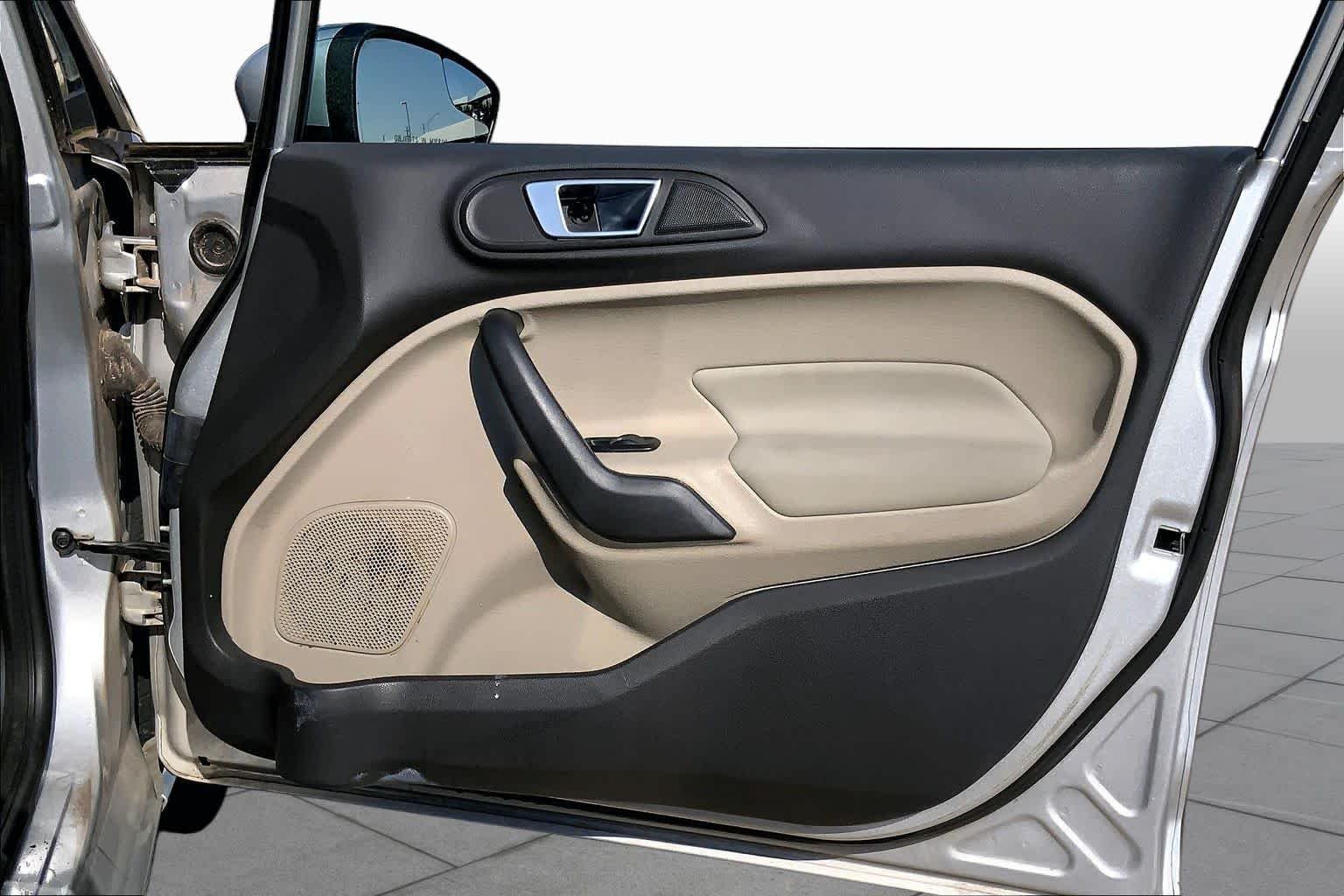Used 2014 Ingot Silver Metallic Ford SE image 19