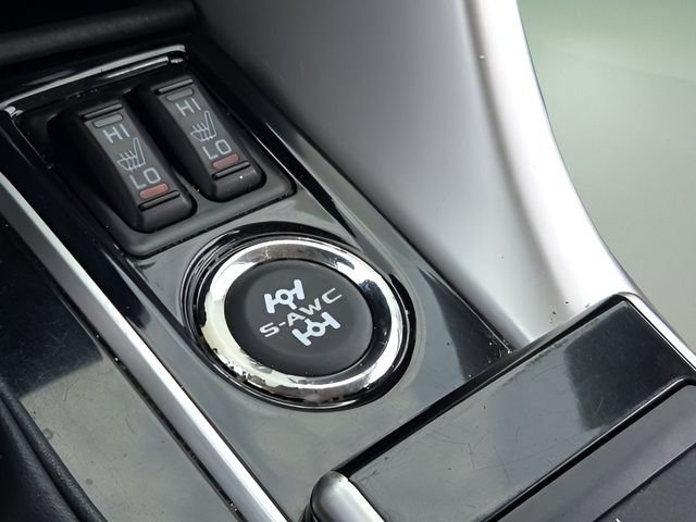 Used 2018  Mitsubishi SEL image 25