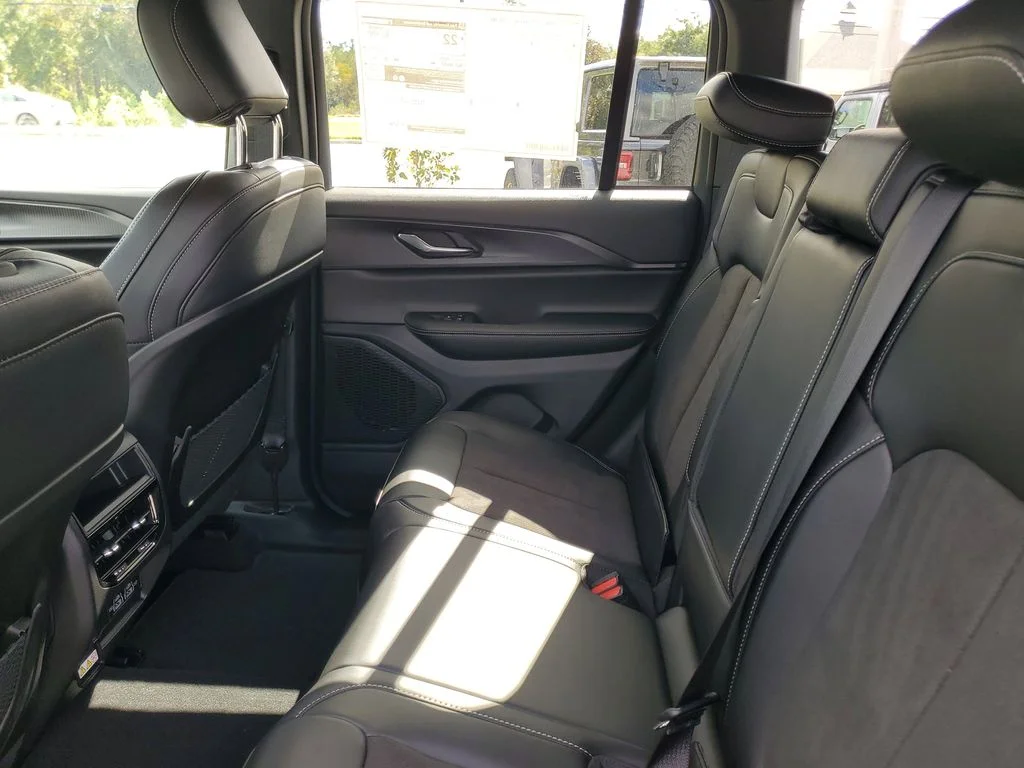 2025 Jeep Grand Cherokee Altitude - Photo 25