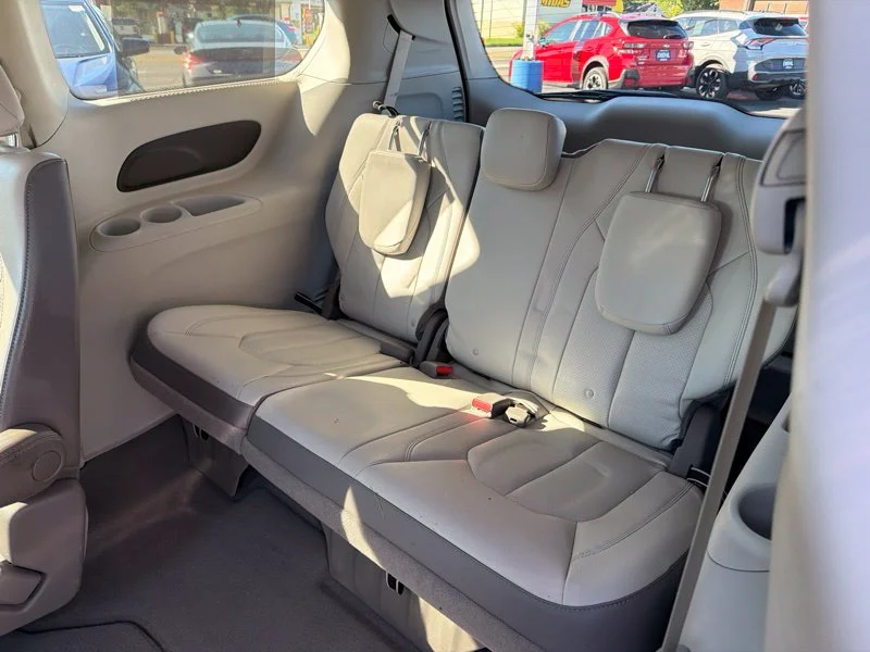 Used 2019 Red Chrysler Touring L image 13