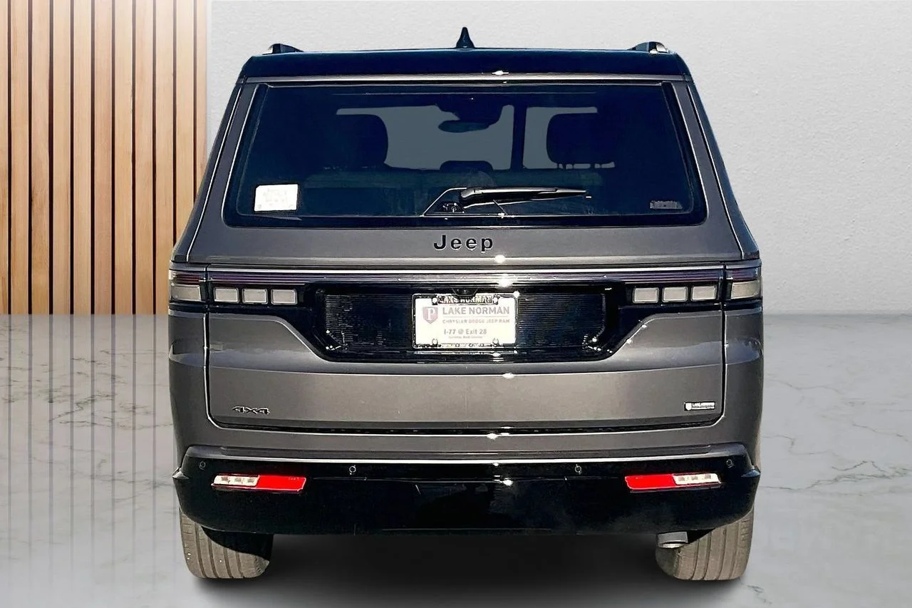 New 2026 Baltic Gray Metallic Clearcoat Jeep Summit Obsidian 29Z image 7