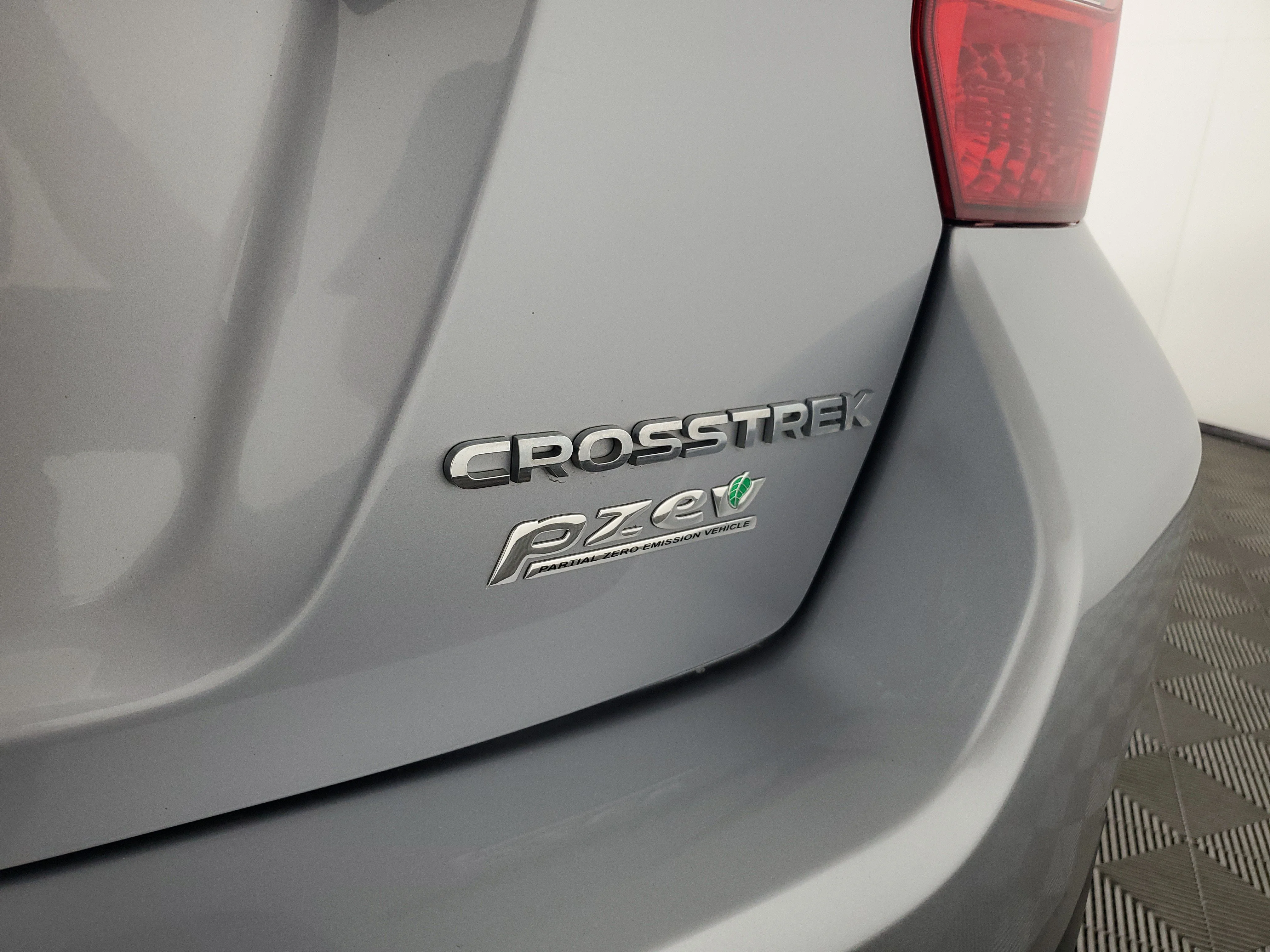 Used 2017 Ice Silver Metallic Subaru Limited image 33