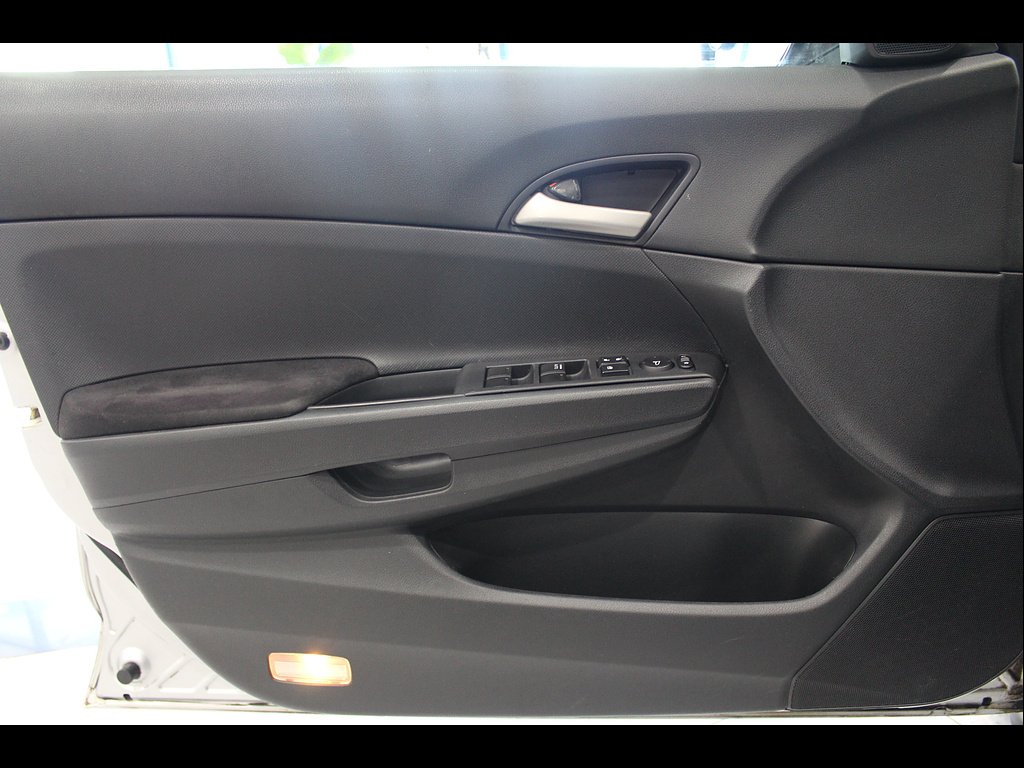Used 2008 Alabaster Silver Metallic Honda LX image 15