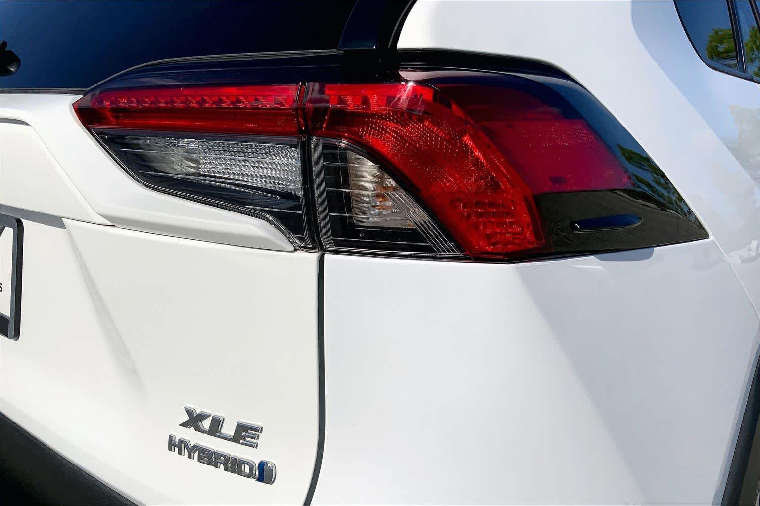 Used 2024 Ice Cap Toyota Hybrid XLE image 30