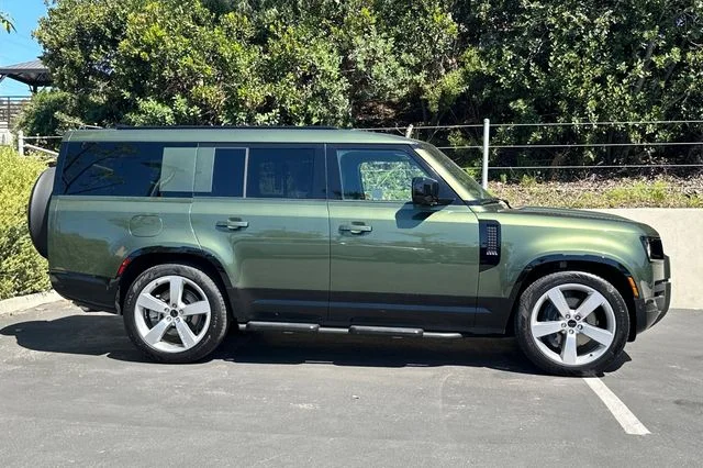 New 2026 Woolstone Green Land Rover X-Dynamic SE image 6