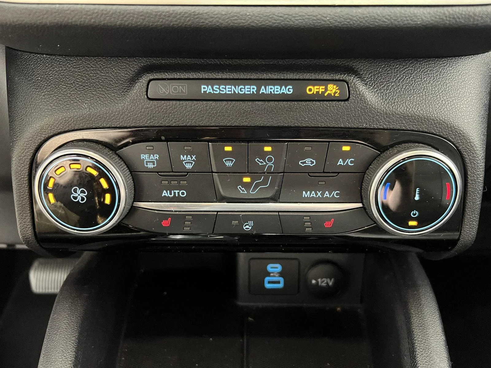 Used 2022 Oxford White Ford SE image 18