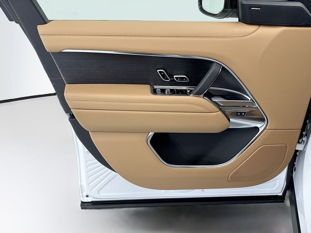 New 2026 Fuji White LAND ROVER SE 7 Seats image 23