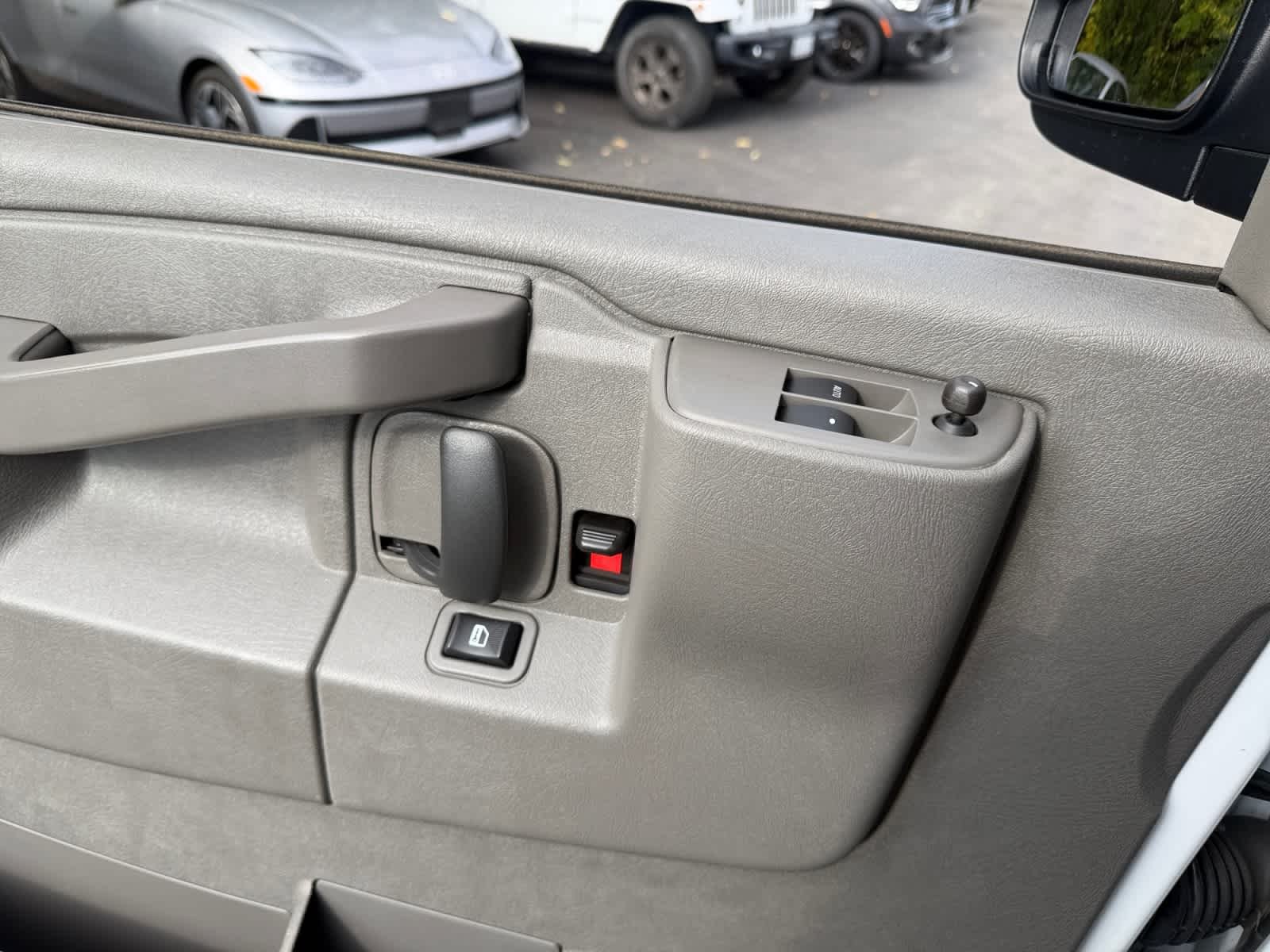 Used 2025 Summit White GMC  image 28