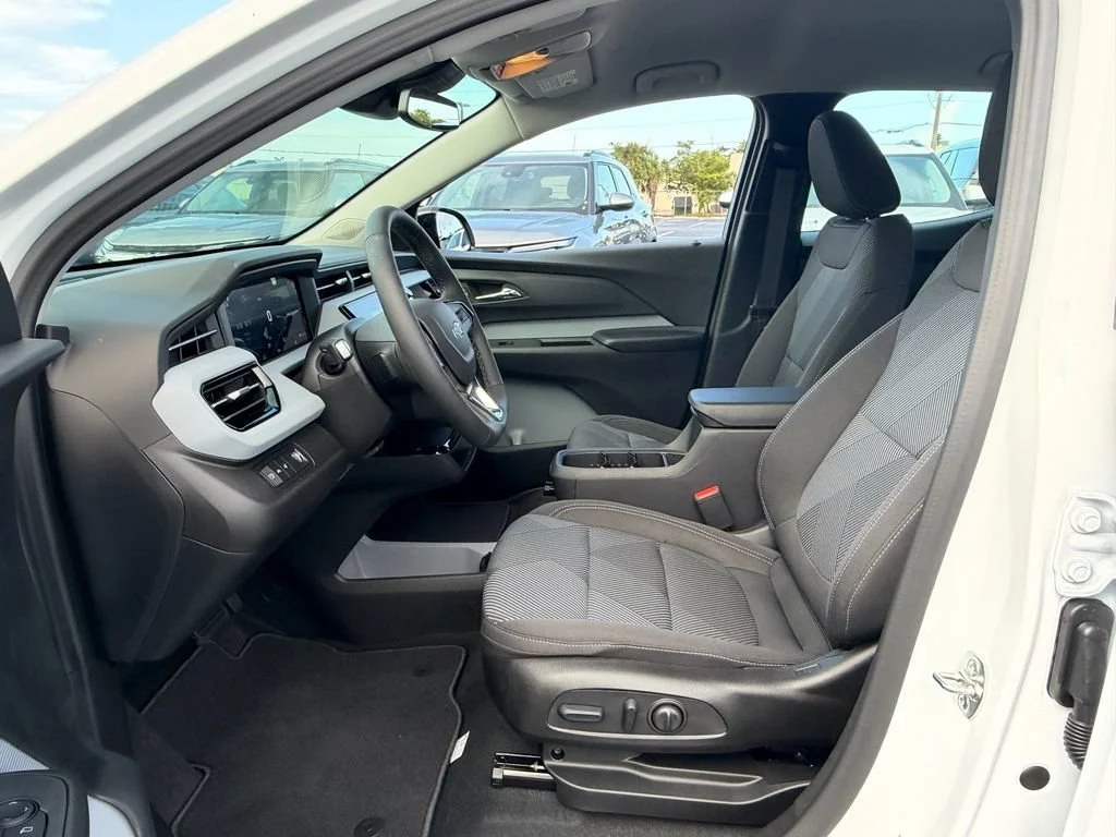 New 2027 Summit White Chevrolet LT image 5