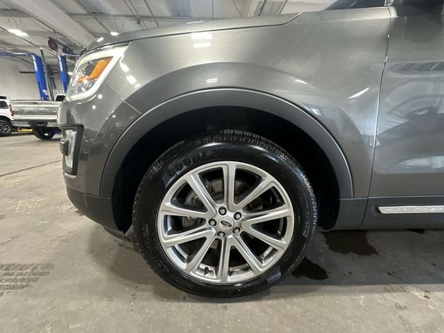 Used 2017 Gray Ford Limited image 23