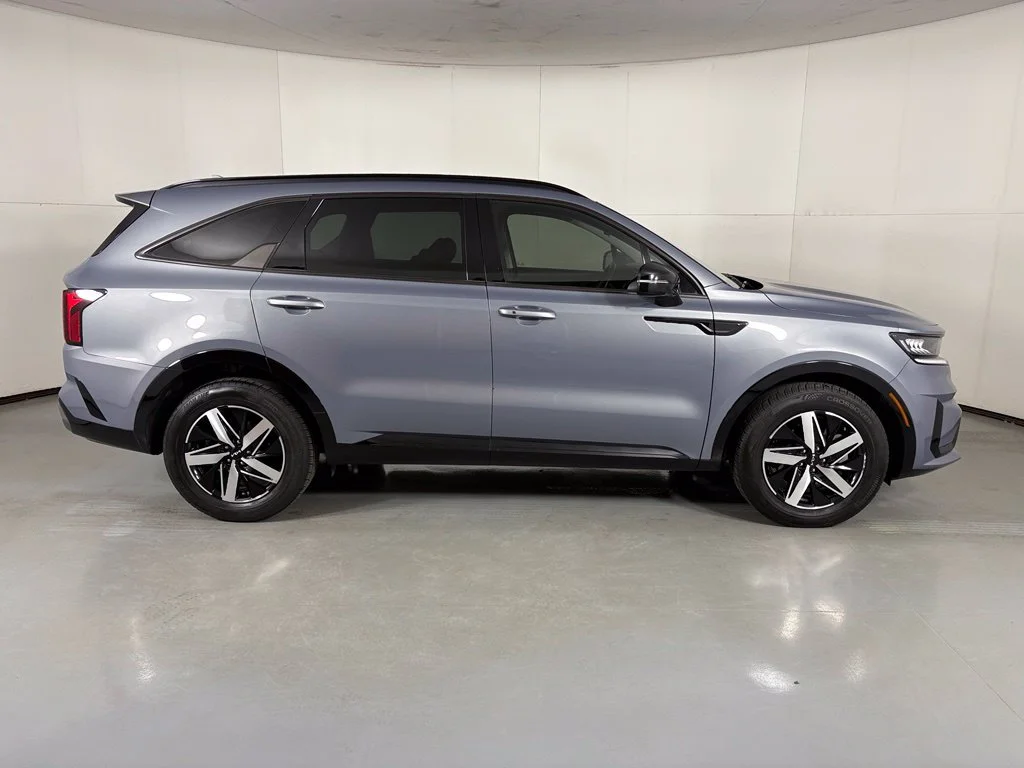Used 2023 Silver Kia S image 9