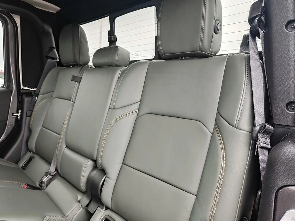 New 2026 Granite Crystal Metallic Clear-Coat Exterior Paint Jeep Mojave X image 31