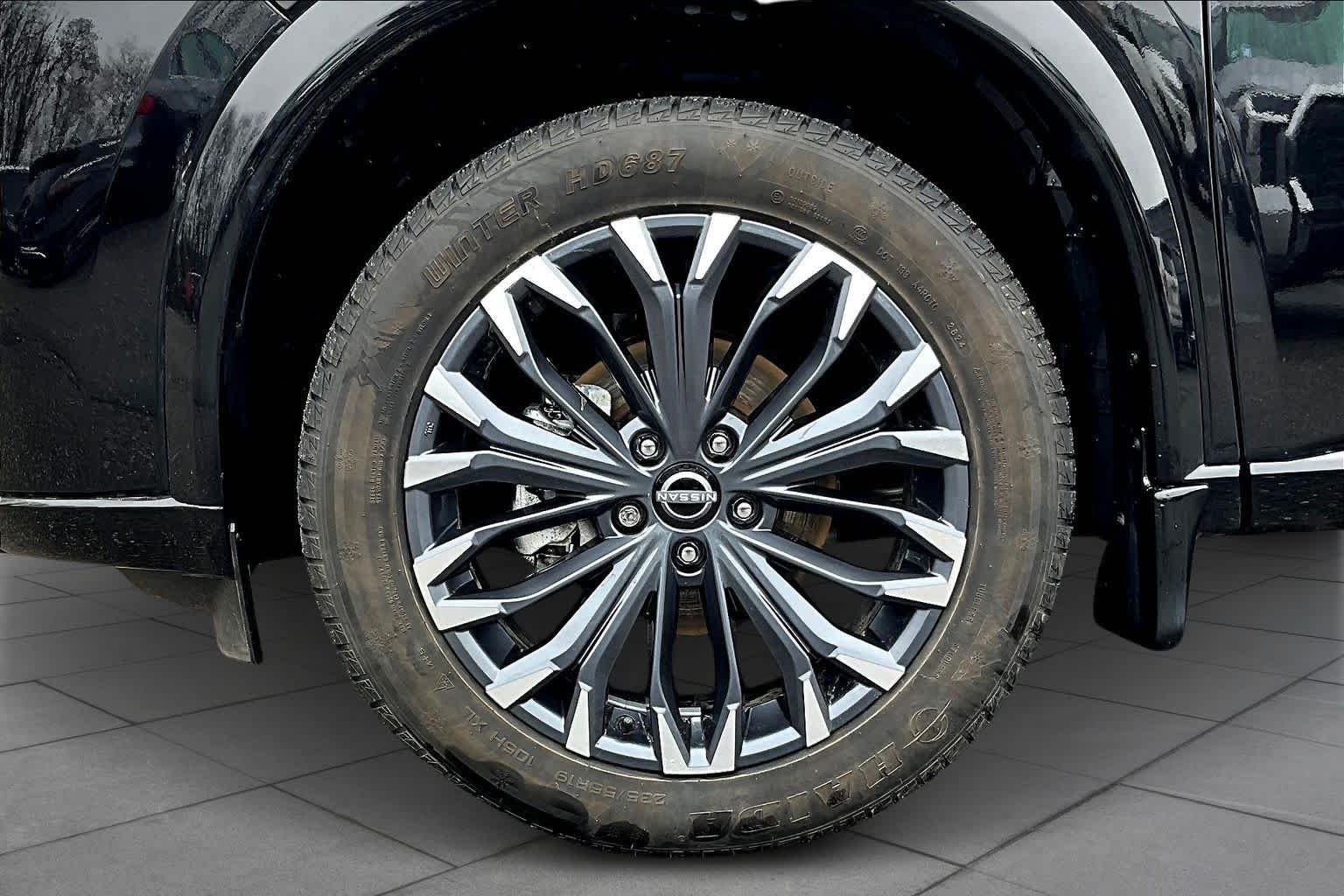 Used 2025 Super Black Nissan Platinum image 20