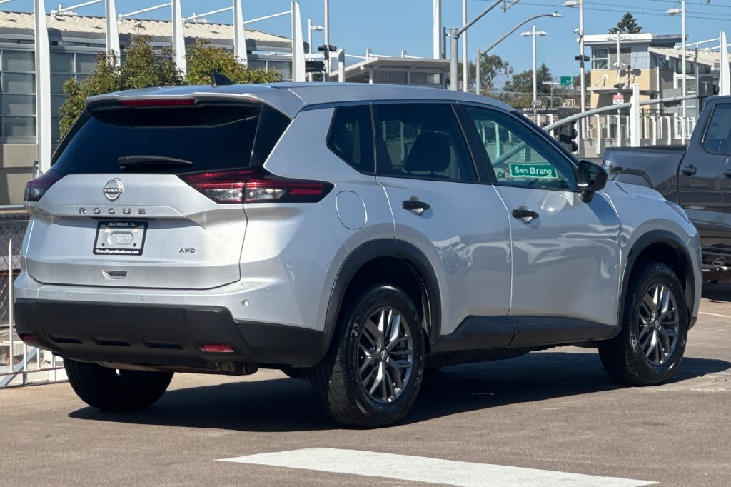 Used 2024 Silver Nissan S image 4