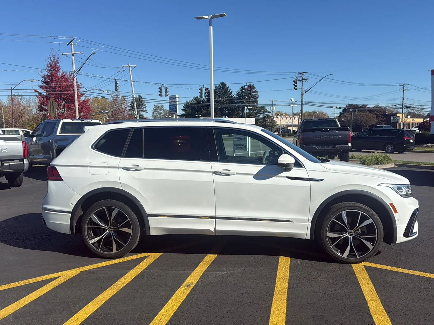 Used 2022 Oryx White Pearl Volkswagen SEL R-Line image 2