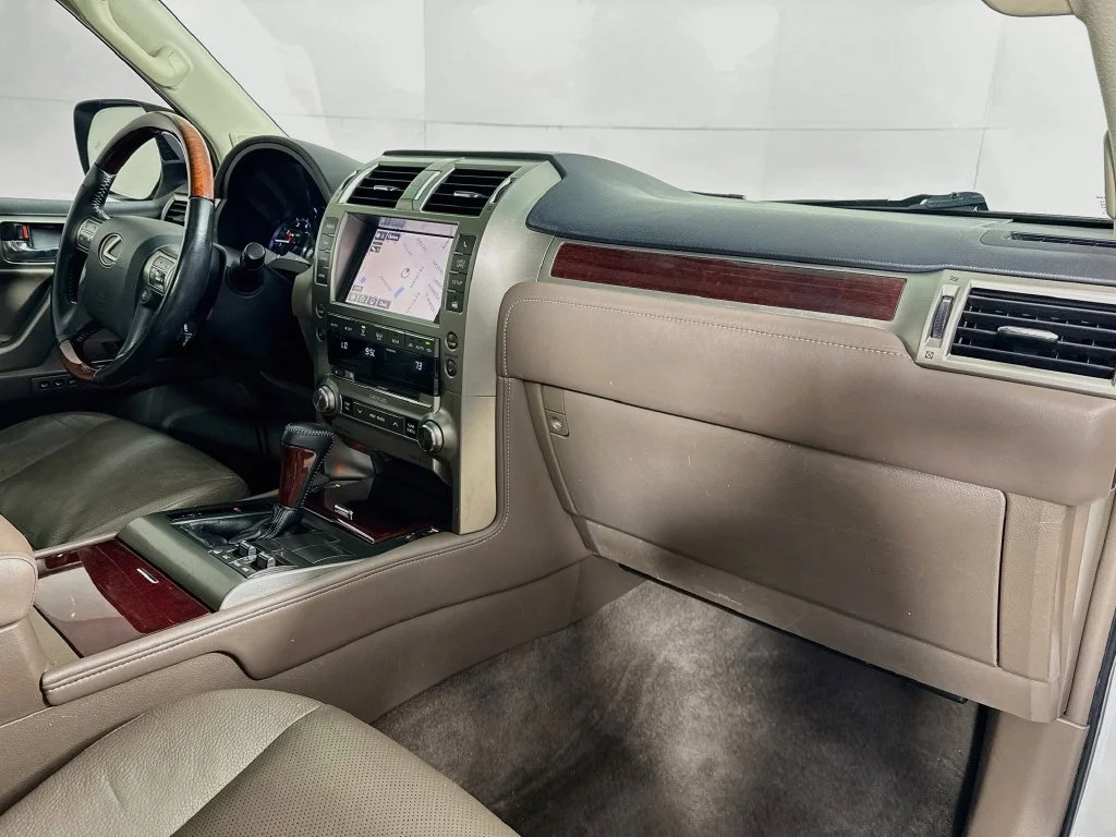 Used 2016 White Lexus 460 image 38