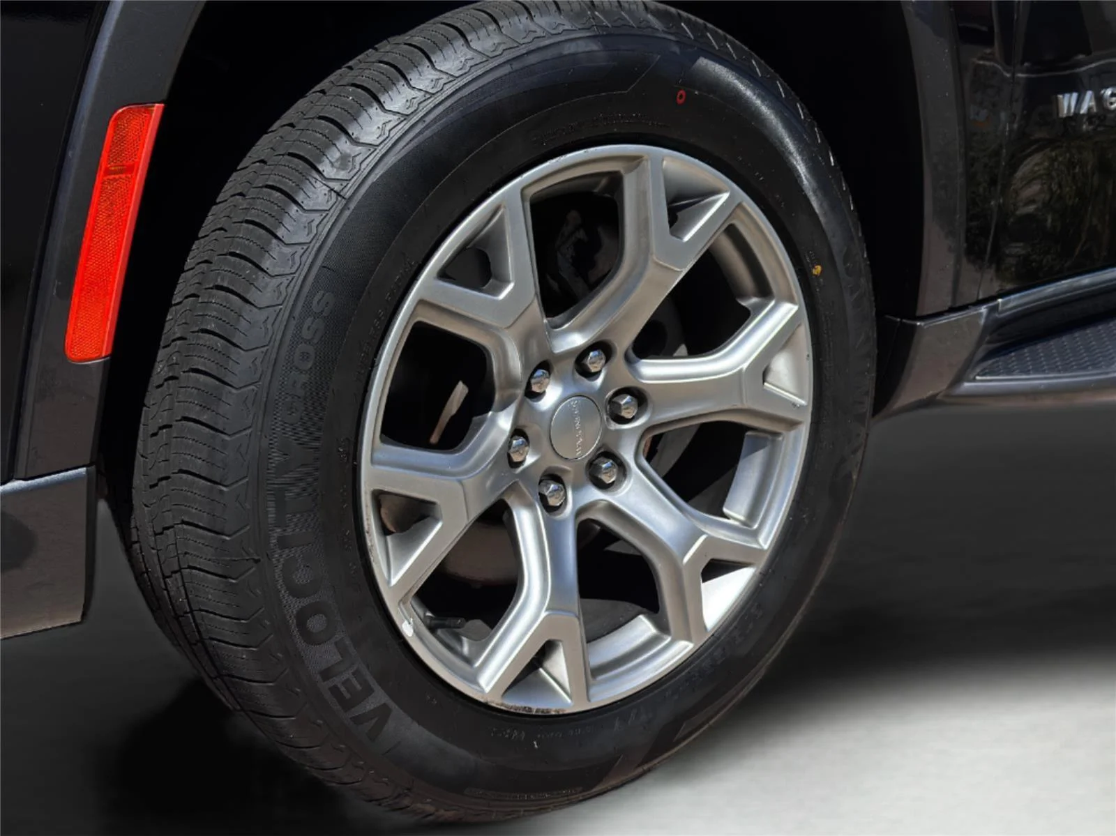 Used 2022 Diamond Black Crystal Pearlcoat Jeep Series II image 28
