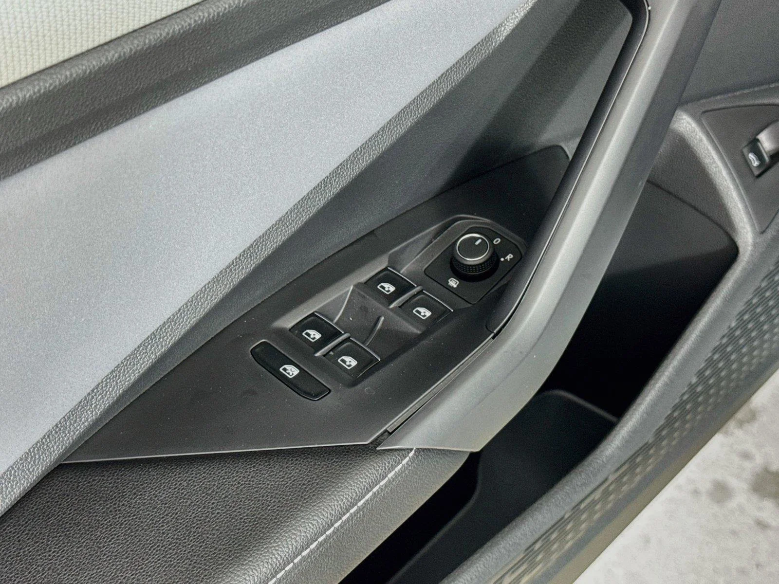 New 2027 GRAY Volkswagen SE image 17