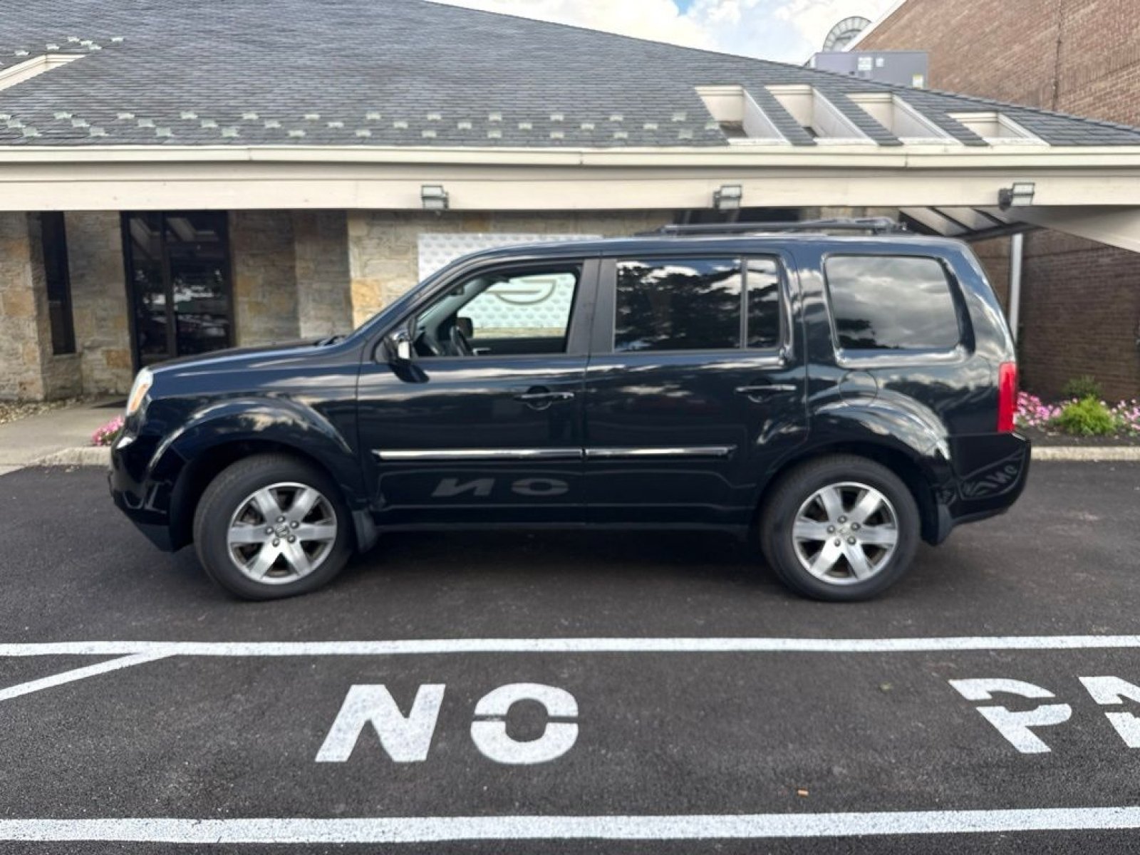 Used 2013 Crystal Black Pearl Honda Touring image 4