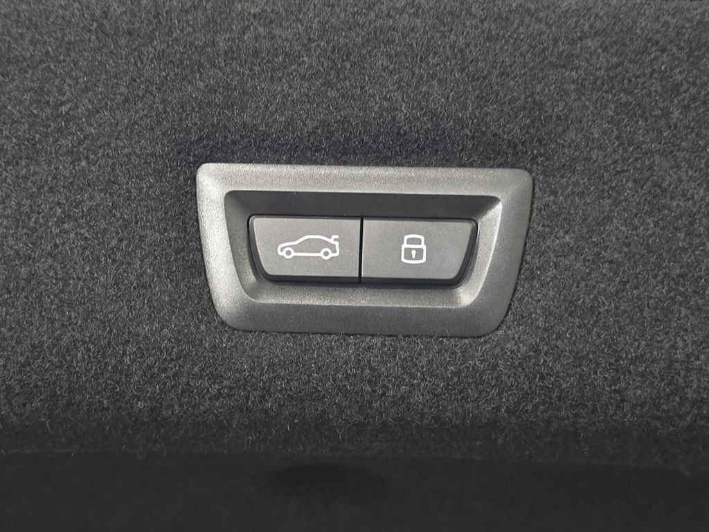 Used 2023 Black Sapphire Metallic BMW xDrive60 image 31