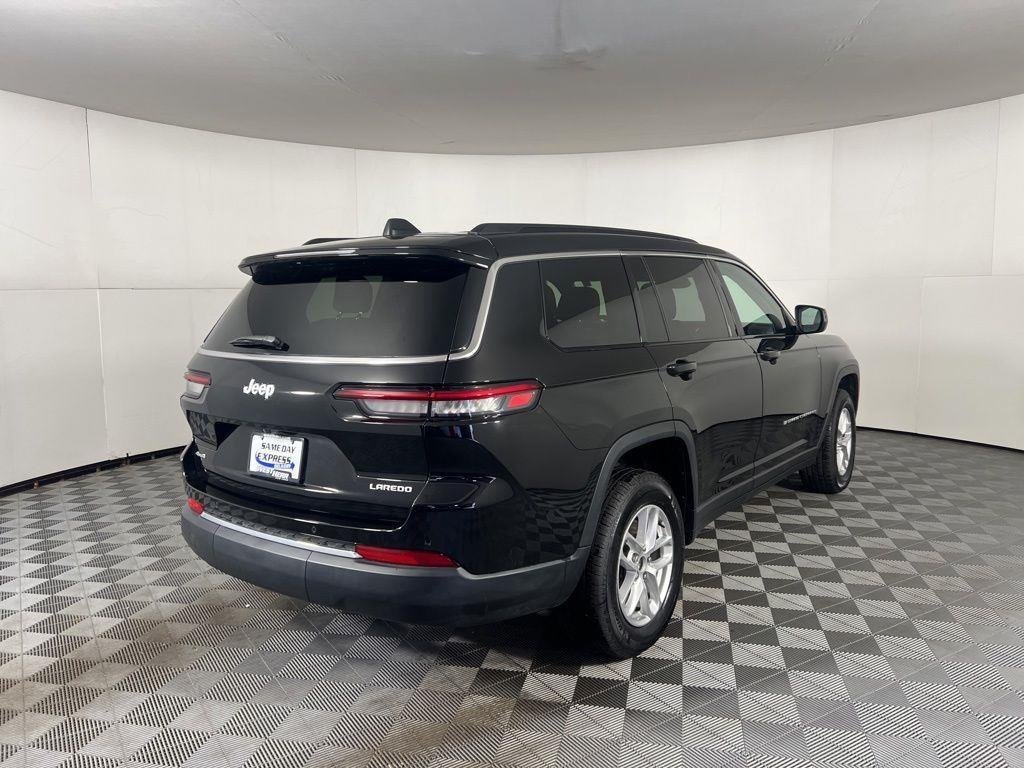 Used 2025 Diamond Black Crystal Pearlcoat Jeep Laredo image 8
