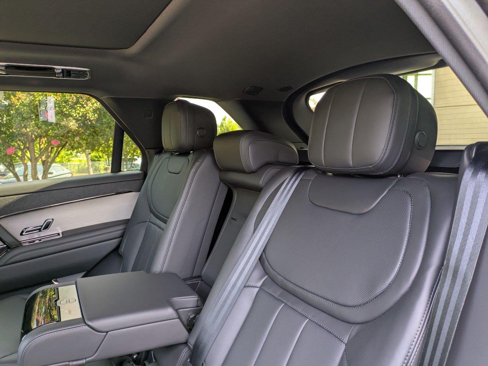New 2026 Santorini Black Land Rover SE image 28