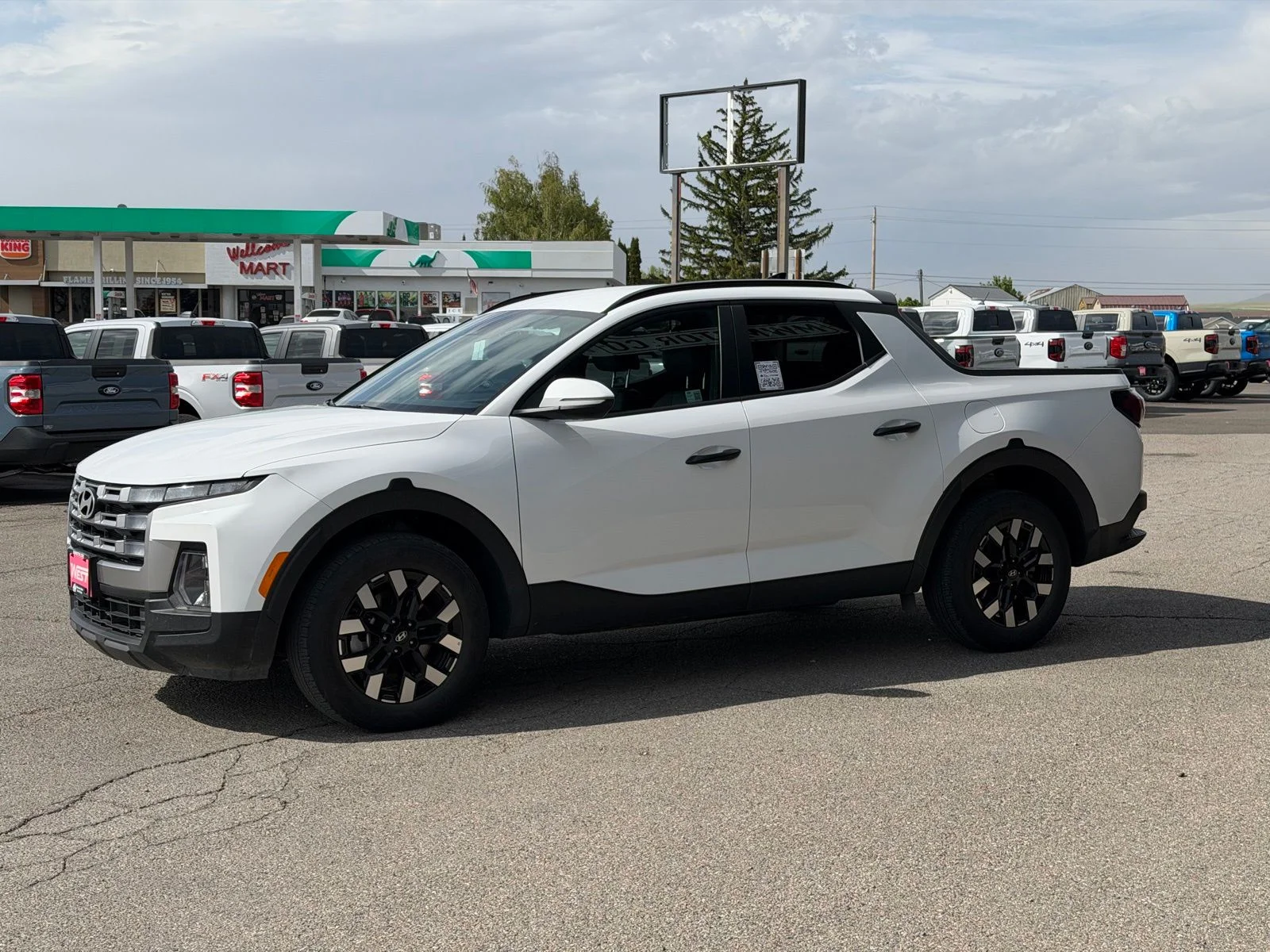 Used 2025 White Hyundai SEL image 9