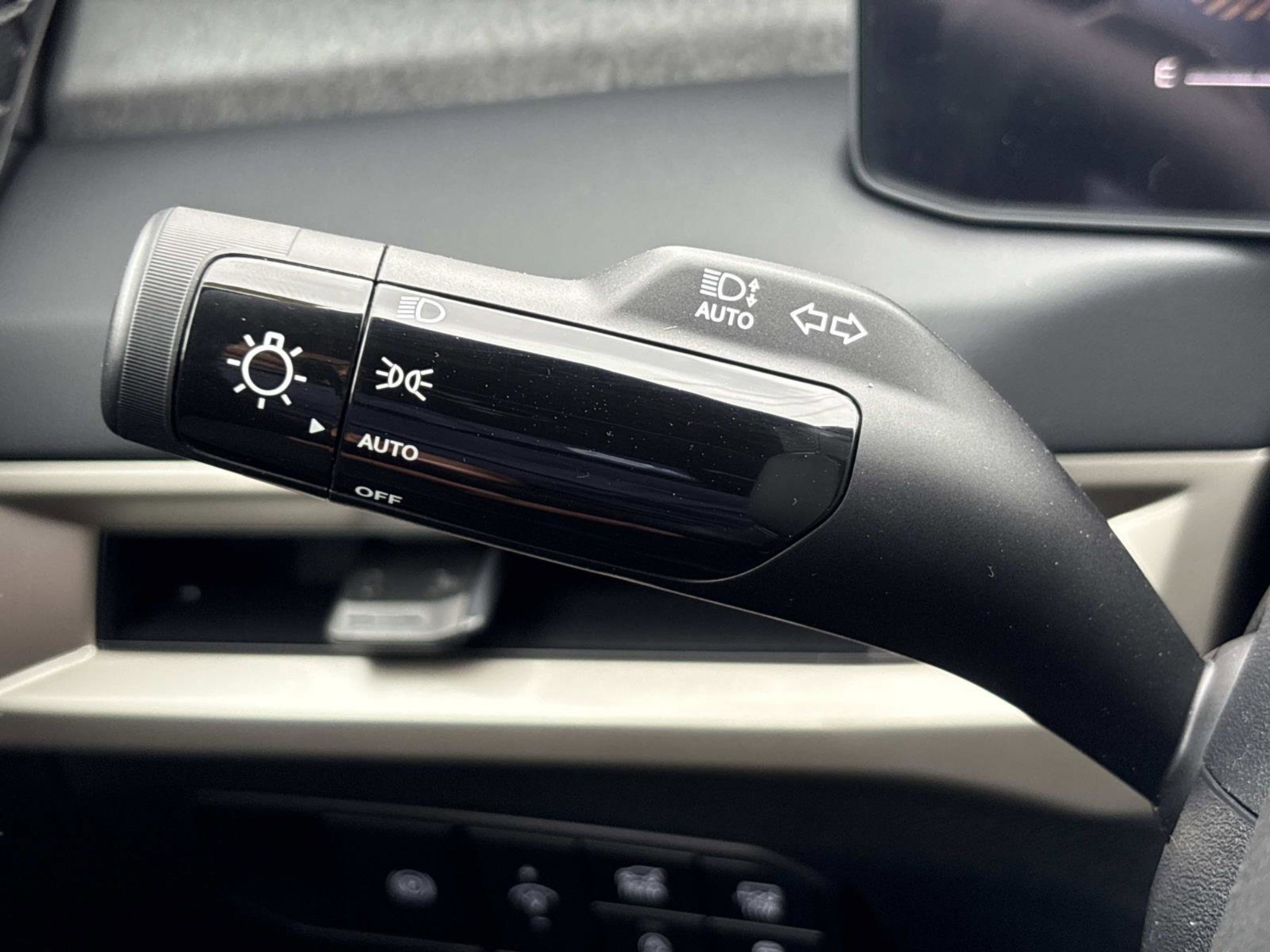 New 2027 Ivory Silver Kia S image 28