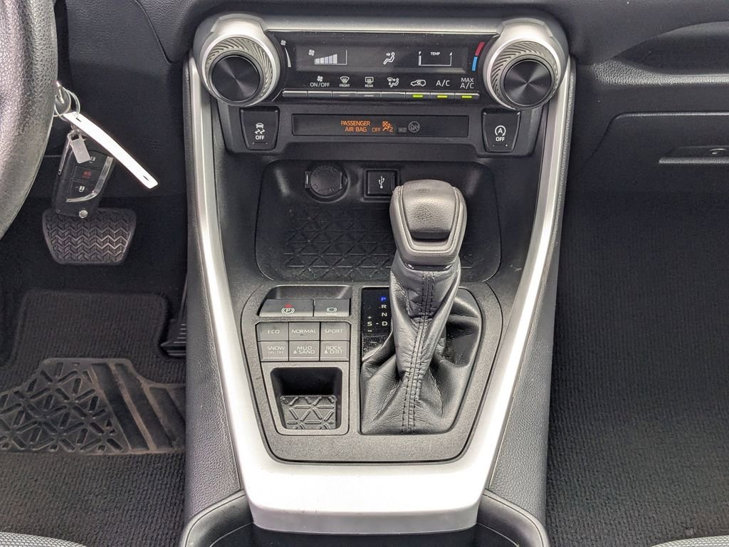 Used 2022  Toyota LE image 18