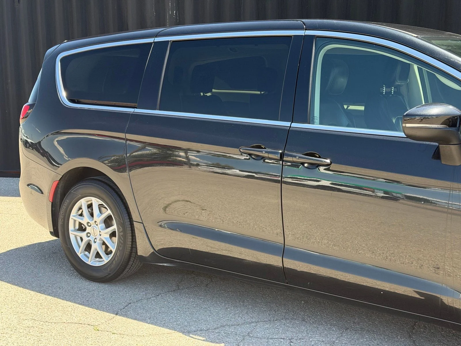 Used 2023 Black Chrysler Touring L image 5