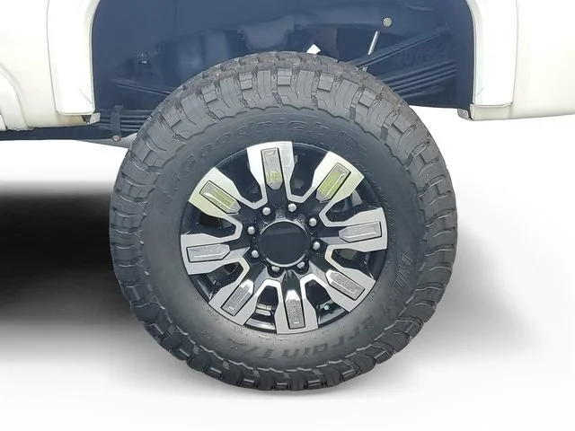 Used 2025 White Frost Tricoat GMC Denali image 33