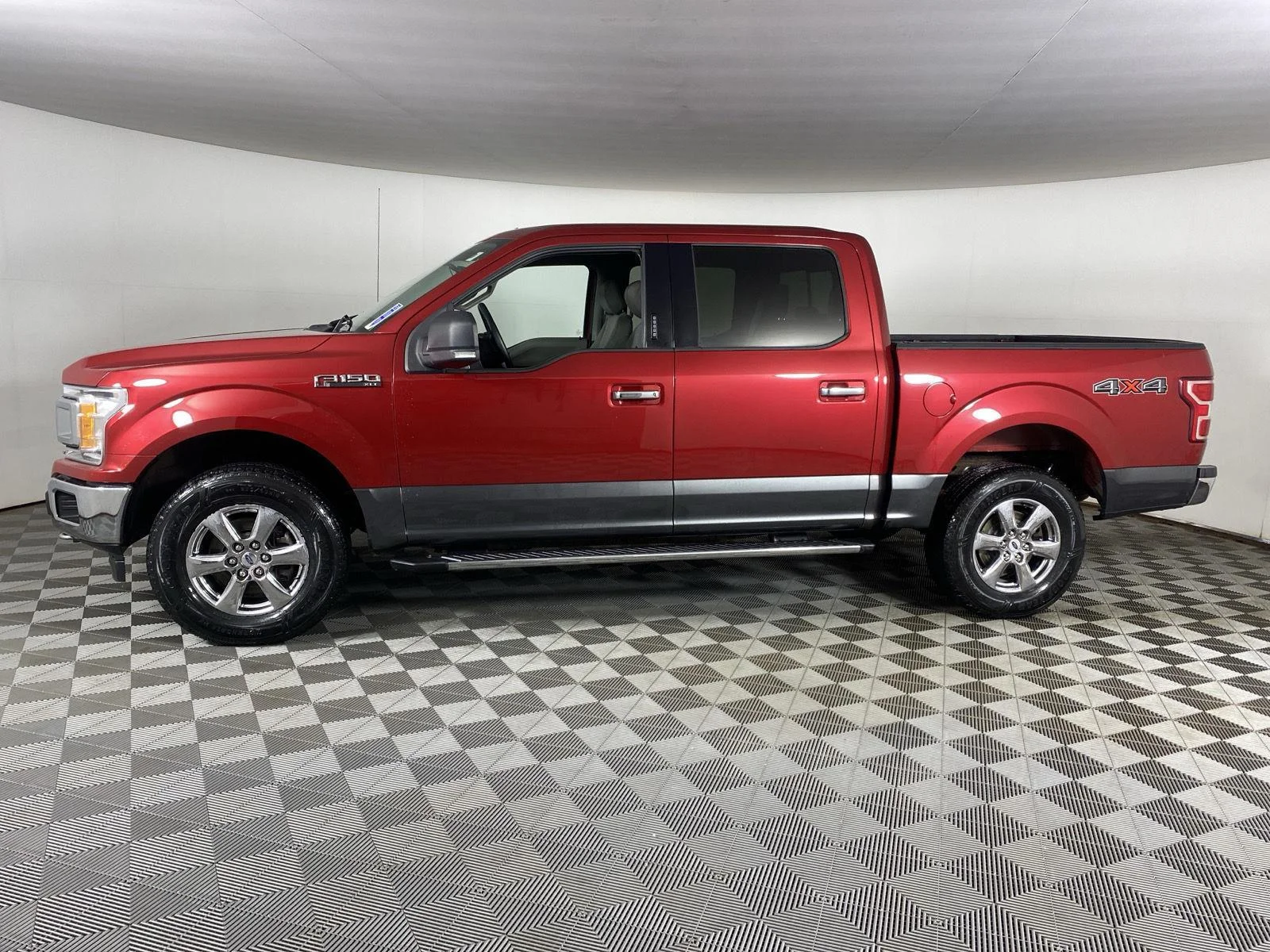 Used 2020 Rapid Red Metallic Tinted Clearcoat/Magnetic Ford XLT image 7