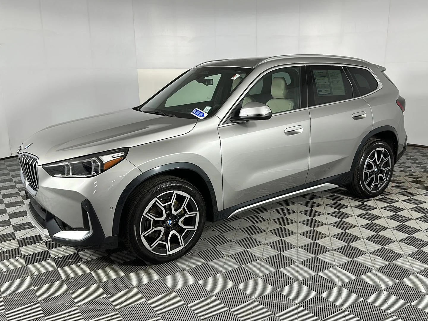 Used 2025 Space Silver Metallic BMW xDrive28i image 14