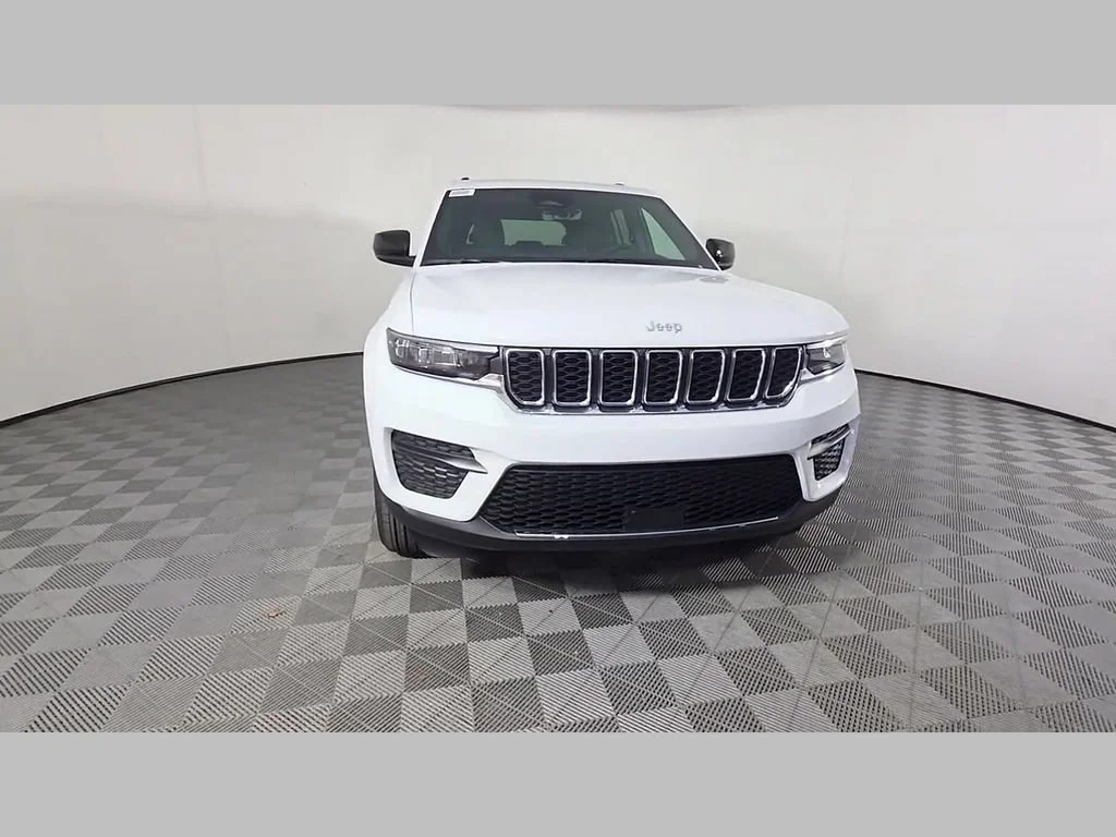 New 2026 Bright White Clear-Coat Exterior Paint Jeep Laredo X image 12