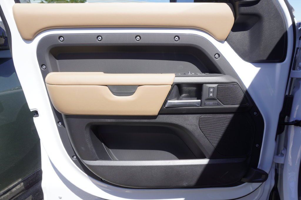 New 2026 Fuji White Land Rover V8 image 17