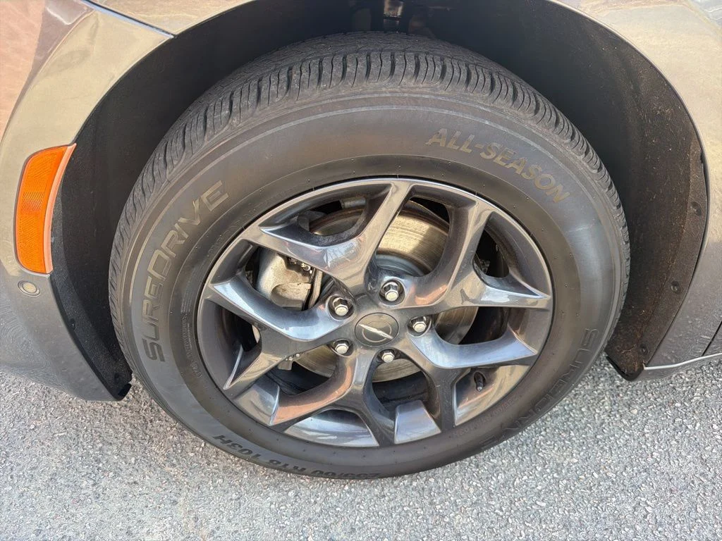 Used 2019 Gray Chrysler Touring L image 10