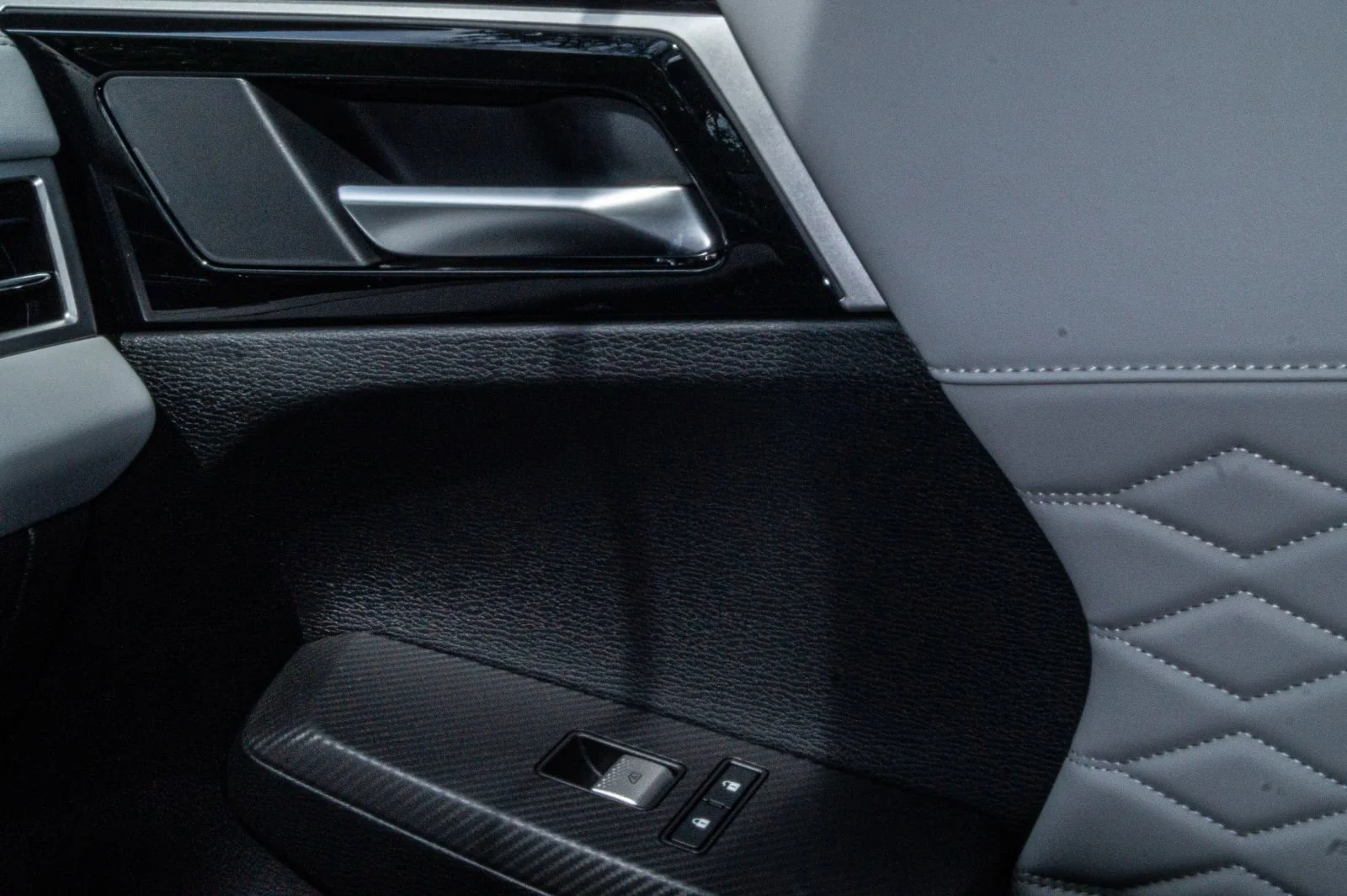 2025 Mitsubishi Outlander SEL Platinum Edition - Photo 24
