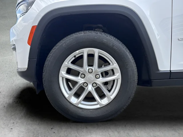 Used 2025 White Jeep Laredo image 22