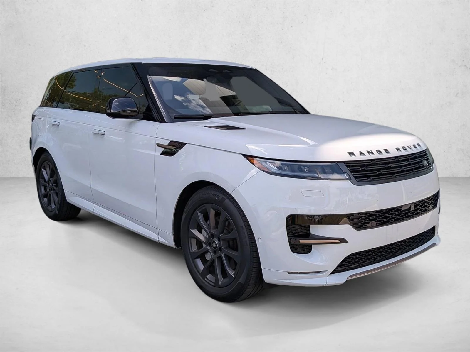 Used 2025 Fuji White Land Rover Dynamic SE image 3