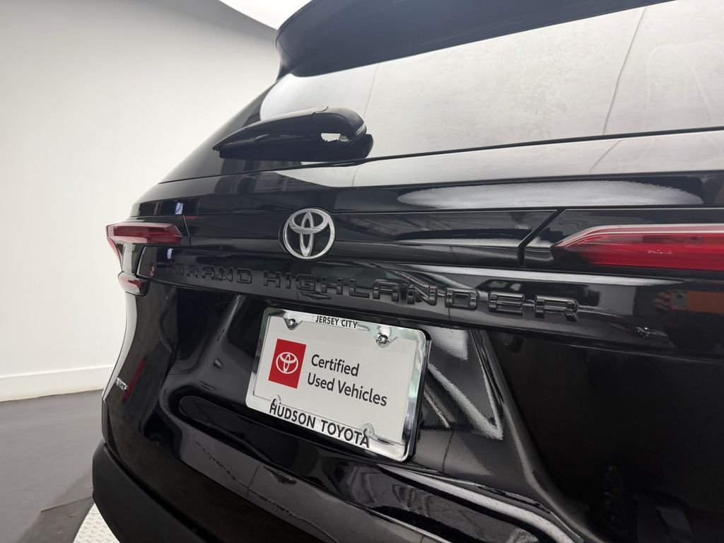 Used 2025  Toyota XLE image 30