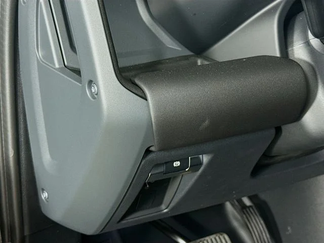 Used 2025 Black Land Rover S image 10