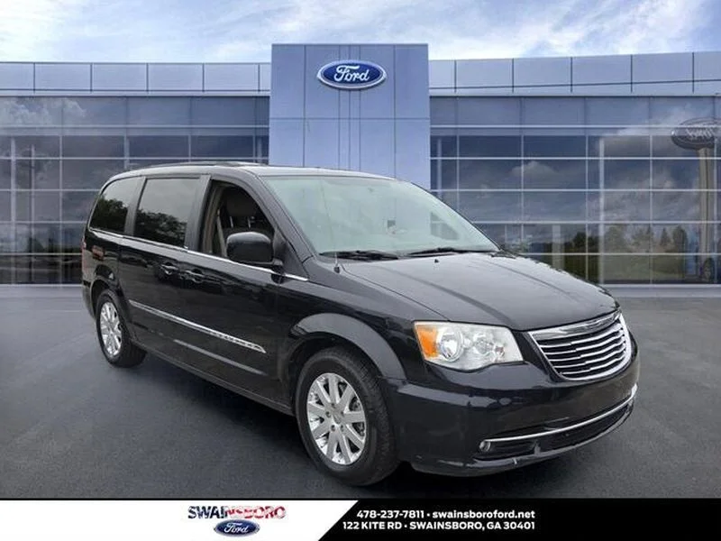 2013 Chrysler Town & Country Touring's photo