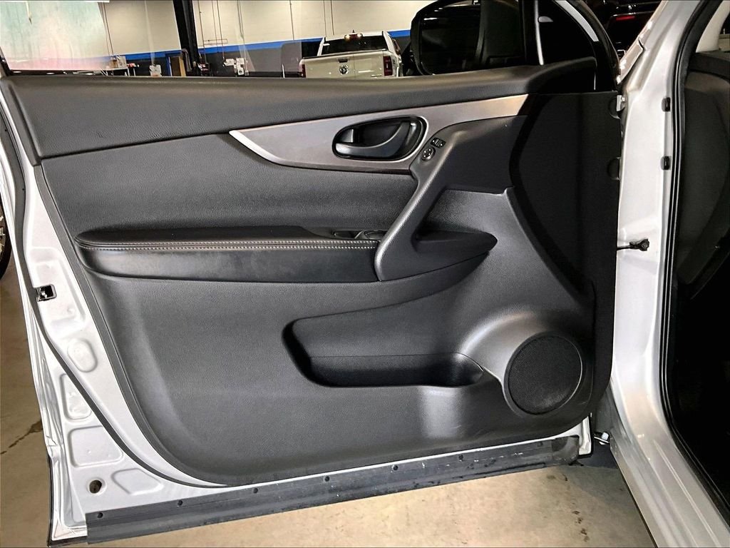 Used 2019 Silver Nissan S image 9