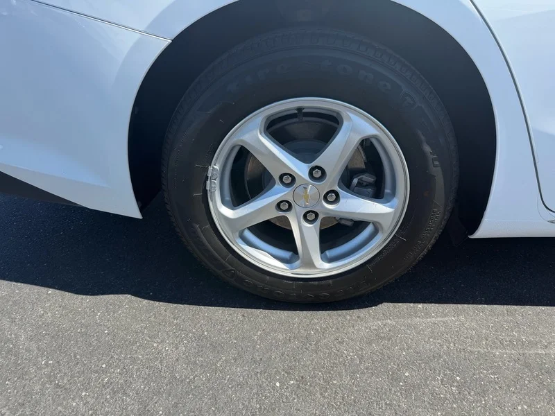 Used 2018 SUMMIT WHITE Chevrolet LS image 31