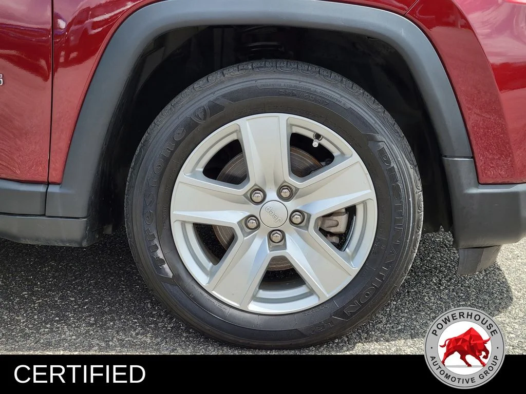 Used 2022 Red Jeep Latitude image 12