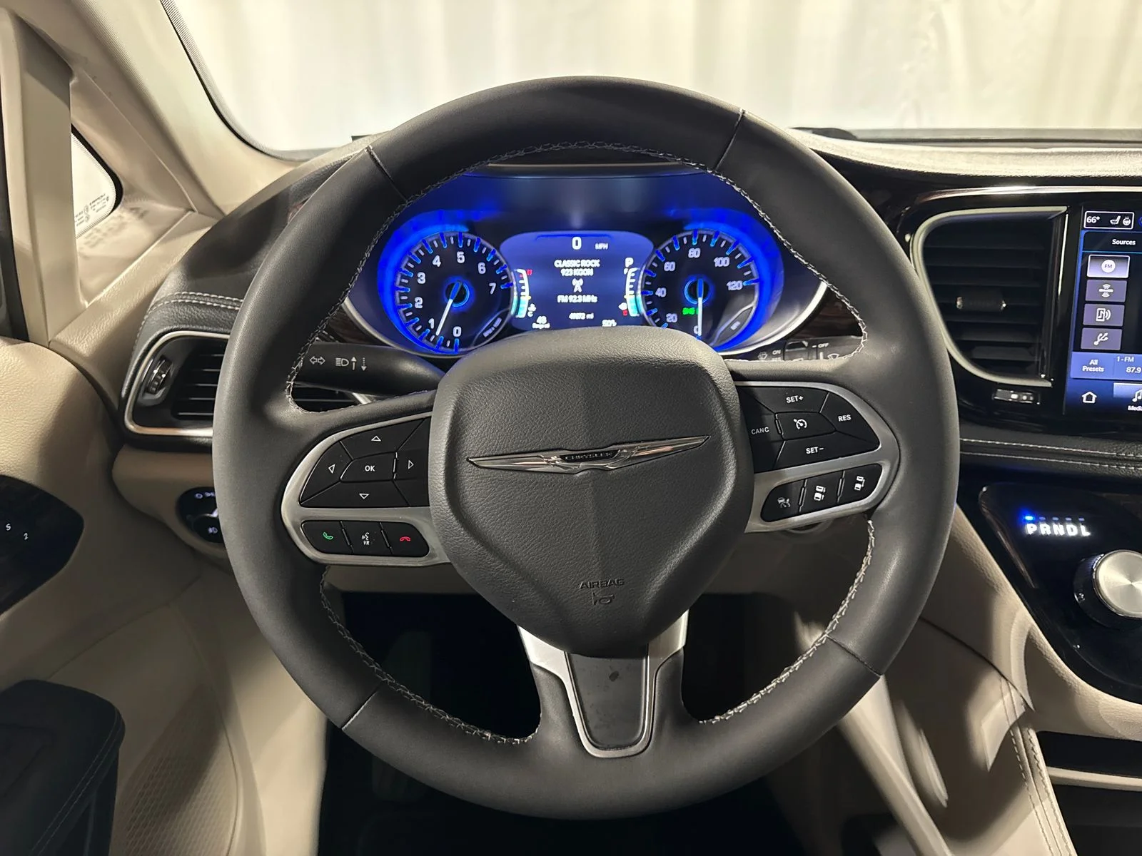 Used 2023 White Chrysler Limited image 23