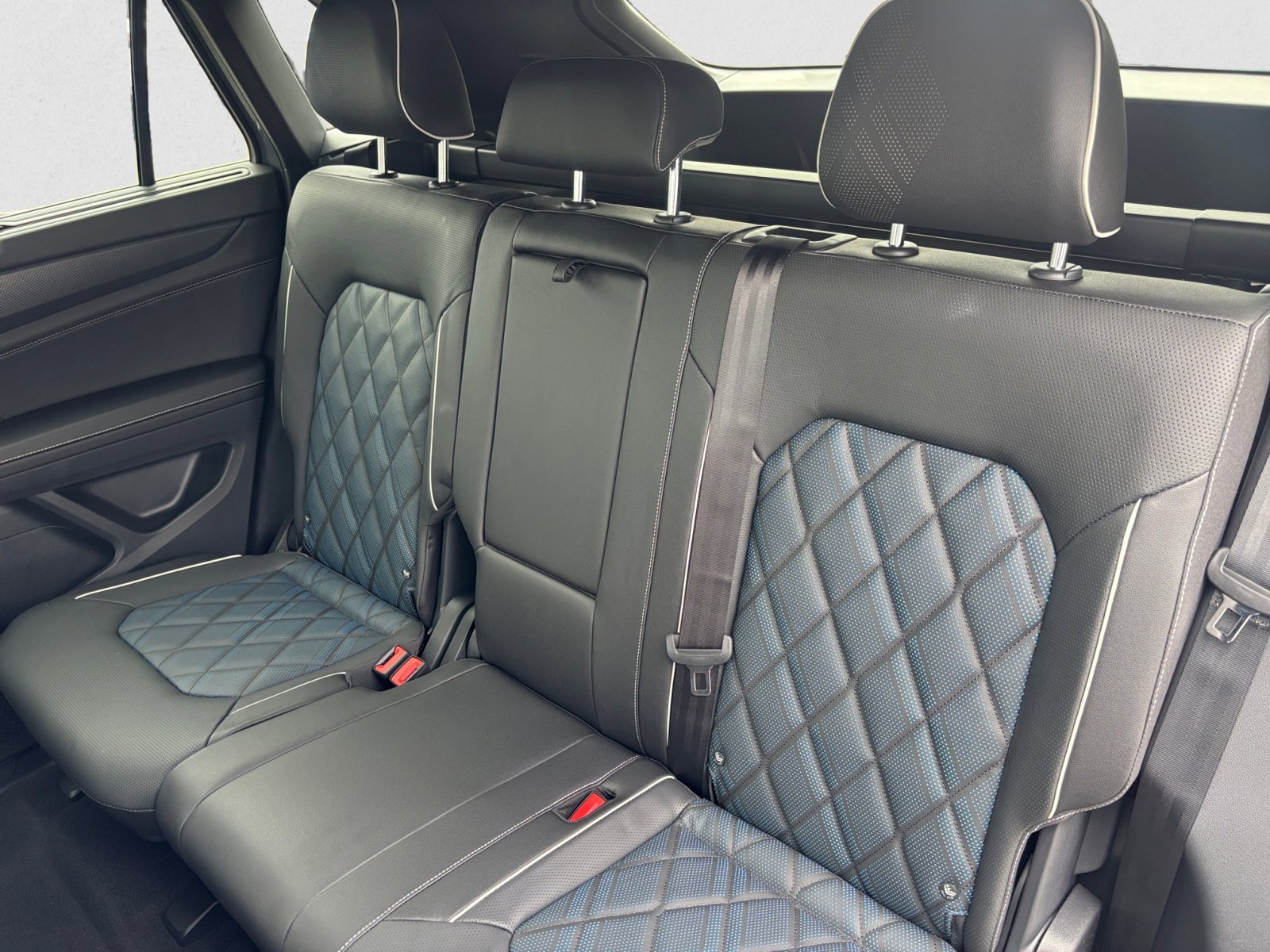 2025 Volkswagen Atlas Cross Sport SEL Premium R-LINE - Photo 13