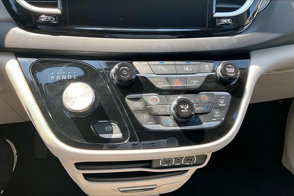 Used 2023 Black Chrysler Touring L image 15