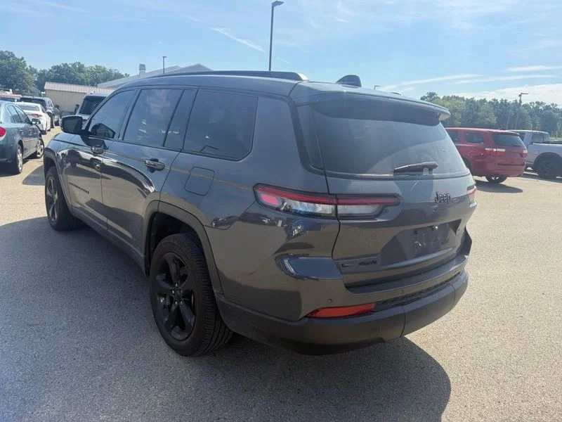 Used 2022 Gray Jeep Altitude image 18